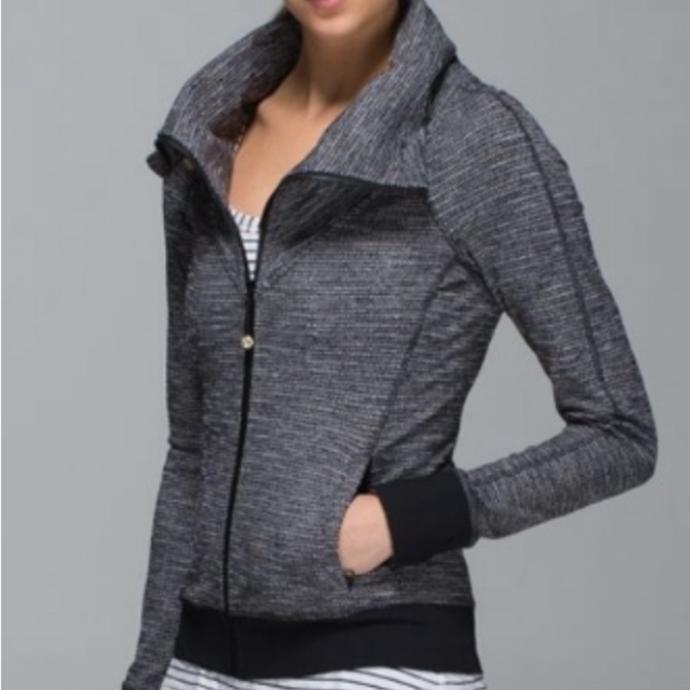 Lululemon Be Present Jacket
Coco Pique Size 6
Black/White